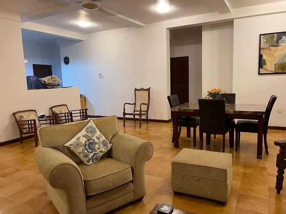 Air Conditioned 3 Bed Home! Nugegoda Daire