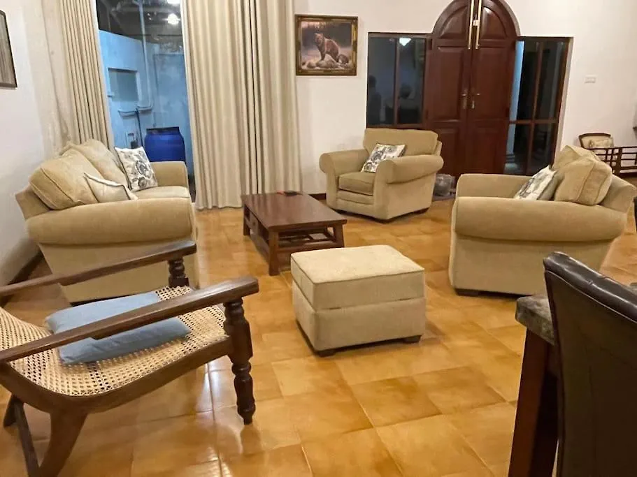 Daire Air Conditioned 3 Bed Home! Nugegoda